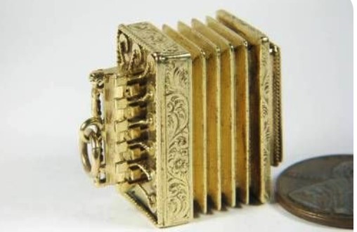 UNUSUAL ANTIQUE 15K GOLD FLUTINA / ACCORDION