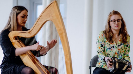 GORMLAITH MAYNES (concertina)und JENNIFER LEA