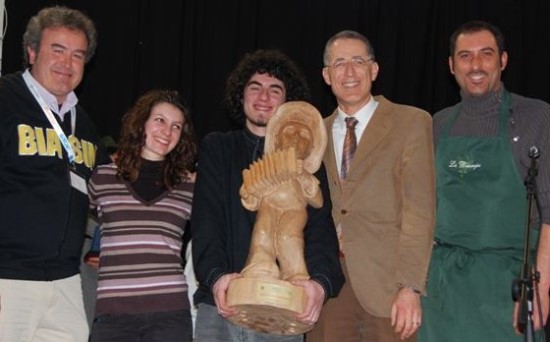 Vincitori Forte Paolo e Aide Jano con Denis Biasin(sinistra) ed il scultore Giuliano Sessolo (destra)