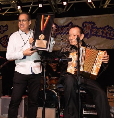 Gilbert Rayes presents award to Flaco Jiménez